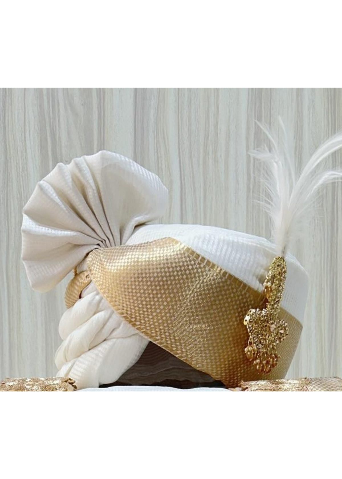 WHITE X GOLDEN BORDER SAFA